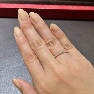Cartier（カルティエ）の婚約指輪の着用画像【ÉTINCELLE DE CARTIER WEDDING BAND エタンセル ドゥ カルティエ ウェディング リング】