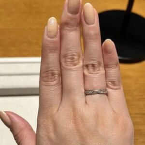 BOUCHERON（ブシュロン）の婚約指輪の着用画像【facette ファセット リング ミディアム ハーフパヴェ】