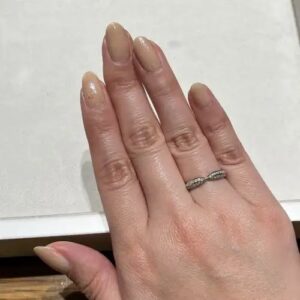 BOUCHERON（ブシュロン）の婚約指輪の着用画像【pont de paris ポン ドゥ パリ リング ハーフパヴェ】